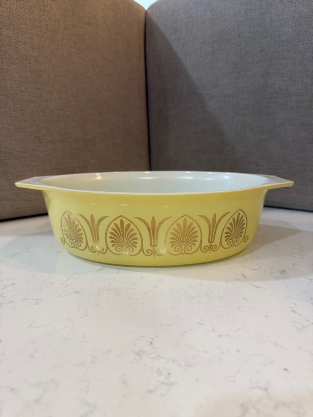 PYREX Golden Classic Promo Casserole 045
Oval 2.5 QT Very Good Condition Vintage